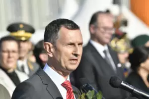 Das Österreichische Bundesheer bekommt einen Boost in seinem Budget. Über die nächsten Jahre, soll es insgesamt 16 Mrd. € zur Verfügung haben. Für Generalmajor Thomas Starlinger, dem Adjutanten von Bundespräsident van der Bellen, ist das einzigartig. Foto: Imago