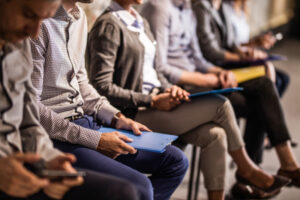 Ende September waren 306.159 Personen arbeitslos oder in Schulung. Die Arbeitslosigkeit ist somit im Vergleich zum Vorjahr um 32.355 Personen gesunken. Foto: iStock / skynesher