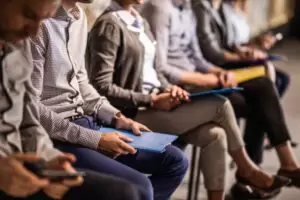 Ende September waren 306.159 Personen arbeitslos oder in Schulung. Die Arbeitslosigkeit ist somit im Vergleich zum Vorjahr um 32.355 Personen gesunken. Foto: iStock / skynesher