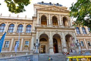 Die Universität Wien verweigert dem Wissenschafter Rudolf Taschner die Erneuerung des Doktorats nach 50 Jahren. Der Senat begründet dies mit Taschners Ansichten u.a. zu Correctnes und Postcolonial Studies. Foto: iStock/OlegAlbinsky
