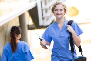 Leistungen im Gesundheitswesen und in der Pflege werden auch durch den öffentichen Dienst erbracht. Dieser ehört anerkannt und fair entlohnt, sagte ÖVP-Abg. Romana Deckenbacher. Foto: iStock / SDI Productions
