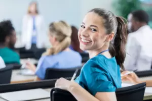 Das Pflegestipendium: Was Sie zu dieser Förderung, die bis zu 1.400 Euro monatlich in der Pflegeausbildung bringen kann, wissen müssen, hat Zur-Sache für Sie zusammengefasst. Foto: iStock / SDI Productions