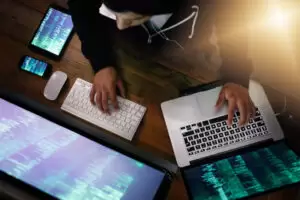 Digitale Kompetenzen werden für den Arbeitsmarkt immer wichtiger. Der Rat der Arbeitswelten tagte dazu am Montag. Foto: istock / PeopleImages