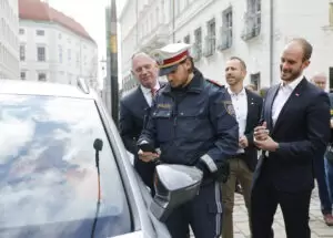 Ab heute kann man in Österreich den digitalen Führerschein nutzen - der erste digitale Ausweis Österreichs. Foto: Dragan Tatic