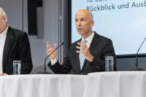 Seit mehr als 10 Jahren unterstützt fit2work Betriebe und Beschäftigte erfolgreich beim Erhalt von Arbeitsplätzen und der beruflichen Wiedereingliederung. Das Projekt wird gemeinsam gestaltet und finanziert durch die Bundesregierung und die Sozialversicherung. Foto: BMAW / Holey