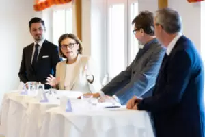 Um dem Fachkräftemangel im Tourismusbereich entgegenzuwirken, bekommen die Tourismusschulen einen 3-Punkte-Plan. Das haben heute Tourismusstaatssekretärin Susanne Krauss-Winkler und Bildungsminister Martin Polaschek angekündigt. Foto: BKA / Christopher Dunker