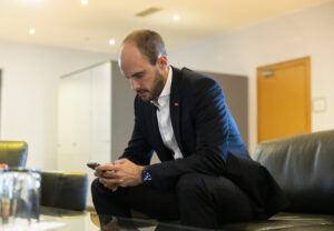 In den vergangenen Jahren hat die Digitalisierung einen unglaublichen Schub erfahren. Im Zuge der Corona-Pandemie sind Videokonferenzen und Homeoffice bis hin zum E-Rezept Alltag geworden. Für all das ist ein schnelles und stabiles Internet die Voraussetzung. Deshalb hat die Bundesregierung und allen voran Digitalisierungsstaatssekretär Florian Tursky die zweite Breitbandmilliarde auf den Weg gebracht. Foto: Bernard Dunker/ BKA