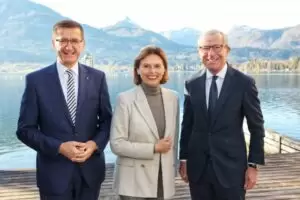 Am Dienstag präsentierten Tourismusstaatssekretärin Susanne Kraus-Winkler, Landeshauptmann Wilfred Haslauer und Landesrat Markus Achleitner die Ergebnisse der Landestourismusreferenten-Konferenz. Die Lage sei, trotz schwieriger Rahmenbedingungen gut, so Kraus-Winkler. Foto: Land OÖ / Andreas Maringer