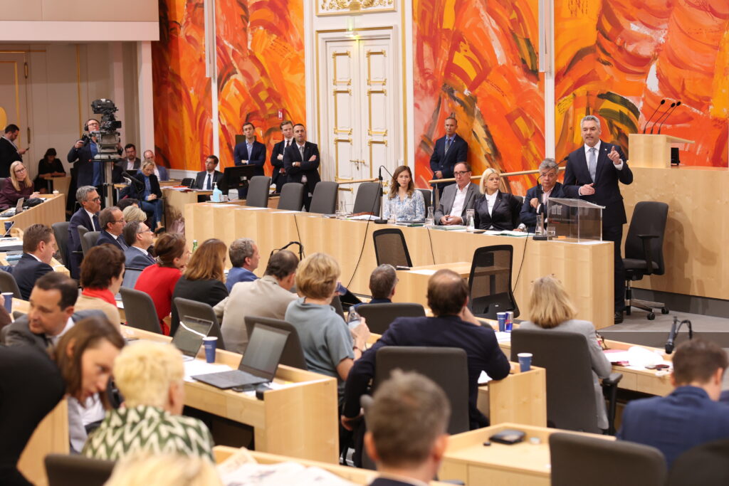 Korruption hat in Österreich keinen Platz: Bundeskanzler Karl Nehammer im Nationalrat. Foto: Parlament/Bubu Dujmic