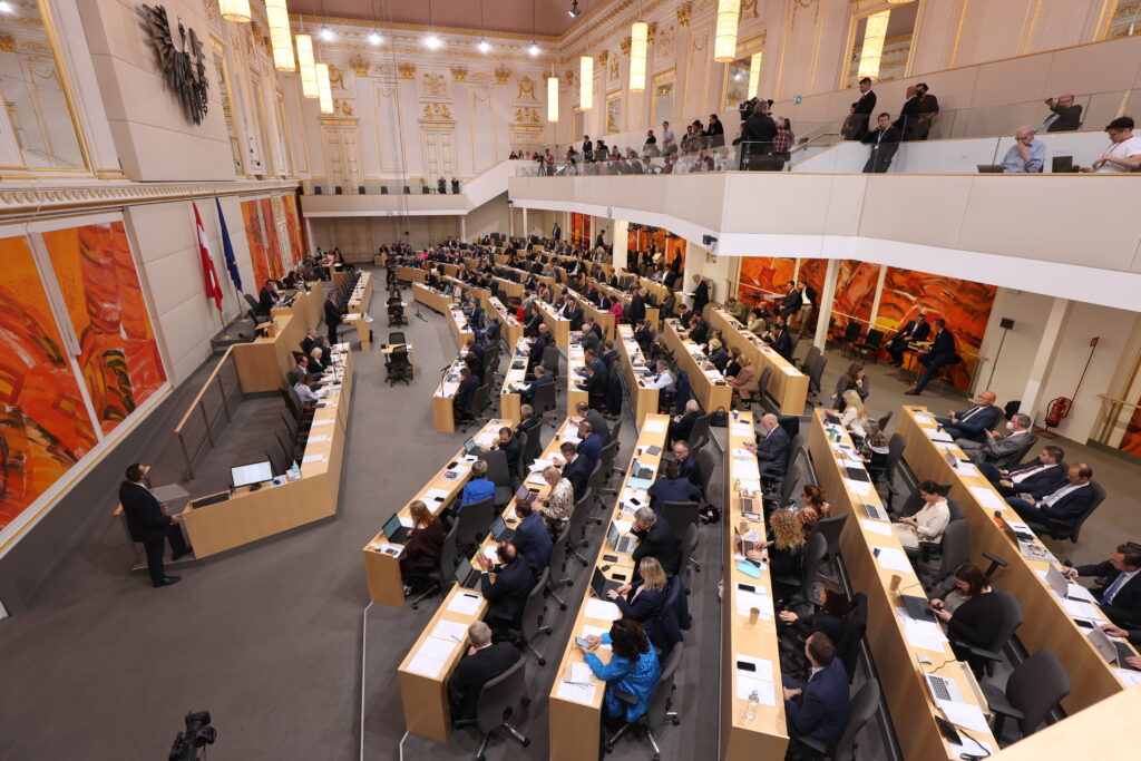 Nur vier Abgeordnete waren entschuldigt, alle anderen anwesend: Sondersitzung des Nationalrats am 2. November. Foto: Parlament/Bubu Dujmic