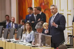 Bundeskanzler Karl Nehammer im Plenum des Nationalrats: Für eine gemeinsame, redliche Politik zum Wohle Österreichs. Foto: Parlament/Bubu Dujmic