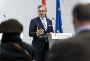 Finanzminister Magnus Brunner erläutert das vierte Gemeindepaket über eine Milliarde Euro für 2023 und 2024. Foto: BMF
