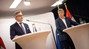 Finanzminister Magnus Brunner (ÖVP, l.) und Vizekanzler Werner Kogler (Grüne, r.) erläutern die zwei Wege, um Zufallsgewinne der Energielieferanten zu besteuern. Foto: BMF