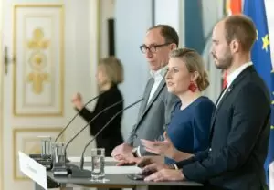 Bundesministerin Susanne Raab (m.), Bundesminister Johannes Rauch (l.) und Staatssekretär Florian Tursky (r.) beim Pressefoyer zur Weiterentwicklung des Eltern-Kind-Pass. Foto: Andy Wenzel/ BKA