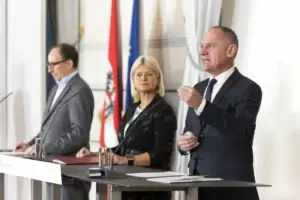 Am Dienstag präsentierten Innenminister Gerhard Karner, Verteidigungsministerin Klaudia Tanner und der Gesundheitsminister das neue Krisensicherheitsgesetz. Dieses soll die Grundlage für ein gesamtstaatliches Krisenmanagement der Republik bilden. Foto: BKA / Andy Wenzel