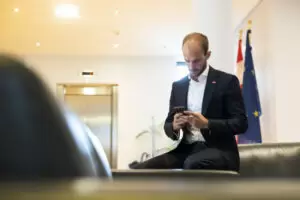 Mit gutem Beispiel geht der Staatssekretär für Digitalisierung, Florian Tursky, voran. Sein Büro ist zu 100 Prozent papierlos. Mit einer Kombination aus hauseigenen Lösungen und Produkten österreichischer Startups ist es möglich. Foto: BKA / Christopher Dunker
