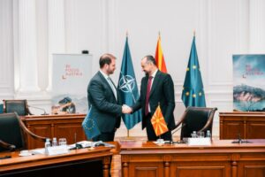 Auf Vorschlag von Europaabgeordneten und ÖVP-Burgenland Obmann Christian Sagartz (li. mit Vize-Premier Fatmir Bytyqi) besuchte eine Wirtschaftsdelegation aus dem Burgenland für drei Tage Nordmazedonien. Im Fokus der Reise standen die EU-Beitrittsverhandlungen und Investitionen in erneuerbare Energie. Foto: EVP