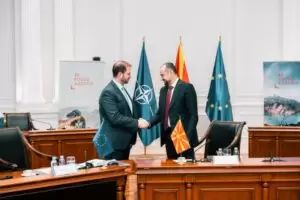 Auf Vorschlag von Europaabgeordneten und ÖVP-Burgenland Obmann Christian Sagartz (li. mit Vize-Premier Fatmir Bytyqi) besuchte eine Wirtschaftsdelegation aus dem Burgenland für drei Tage Nordmazedonien. Im Fokus der Reise standen die EU-Beitrittsverhandlungen und Investitionen in erneuerbare Energie. Foto: EVP