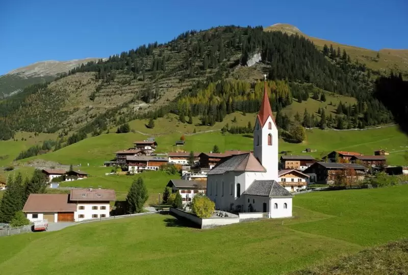 Von Österreichs kleinster Gemeinde Gramais im Tiroler Außerfern bis zur Bundeshauptstadt werden alle Gemeinden und Städte bei kommunalen Investitionen vom Bund finanziell unterstützt. Foto: Wikipedia / Franzfoto