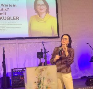Fragen und Antworten zur Debatte um Werte und um Politik: ÖVP-Abg. Gudrun Kugler bei ihrer Dialog-Tour in Kärnten. Foto: Kugler