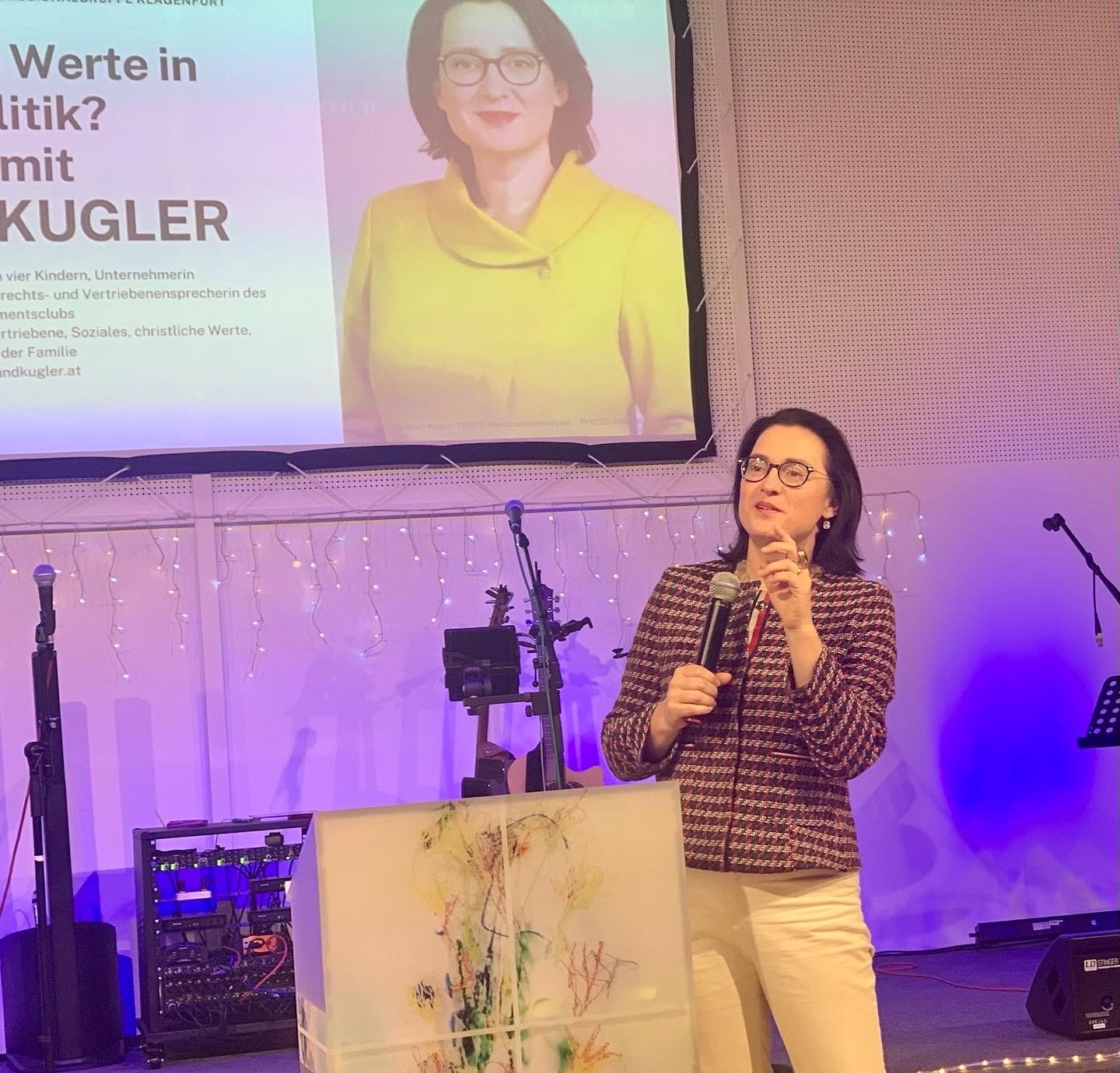 Fragen und Antworten zur Debatte um Werte und um Politik: ÖVP-Abg. Gudrun Kugler bei ihrer Dialog-Tour in Kärnten. Foto: Kugler