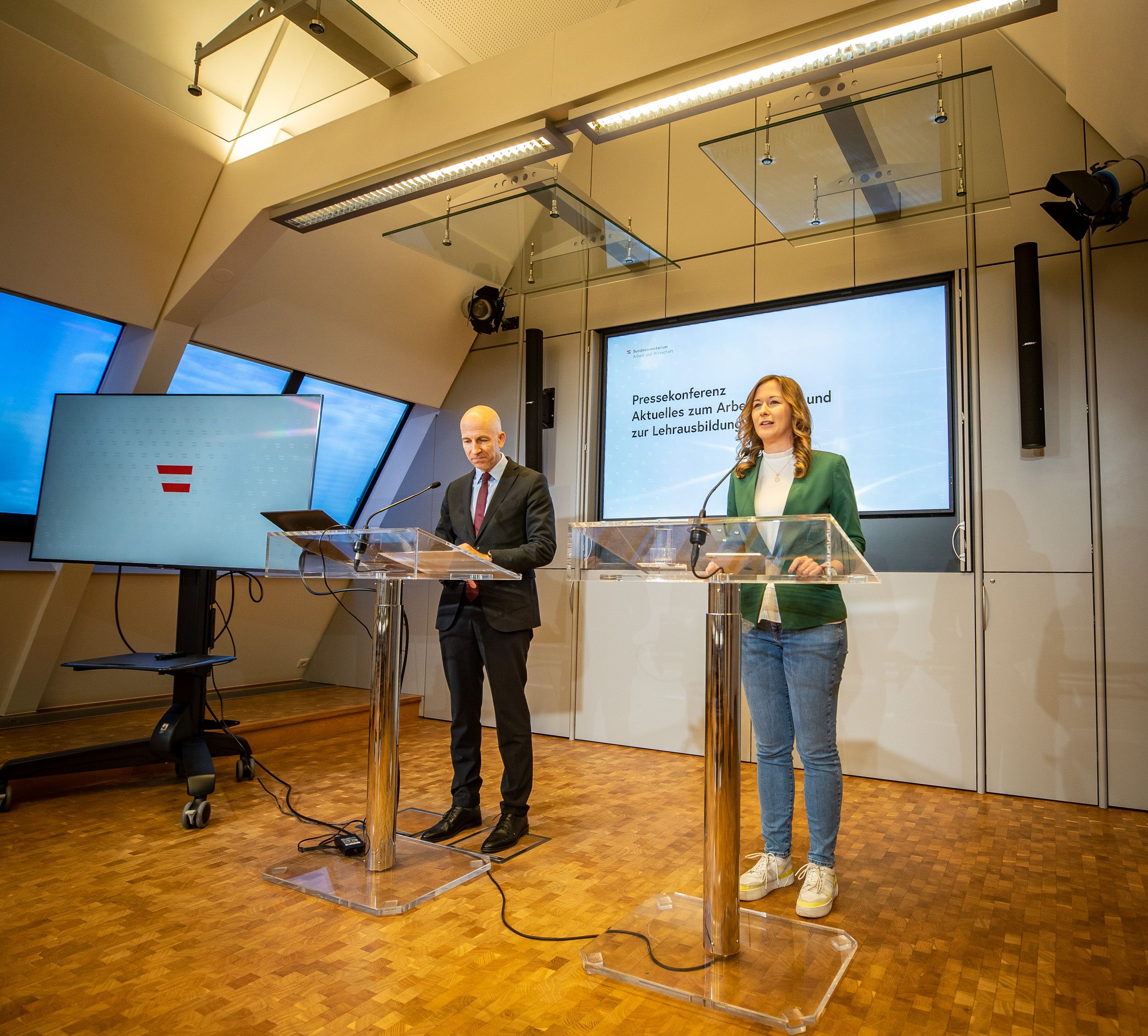 Lehrlinge können sich über eine Budgeterhöhung von 40,6 Millionen Euro freuen. Arbeitsminister Martin Kocher und Jugendstaatssekretärin Claudia Plakolm begrüßen die Maßnahmen für die Lehrausbildung. Foto: BKA/ Arno Melicharek