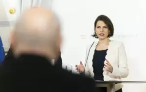 Verfassungsministerin Karoline Edtstadler präsentierte die Ergebnisse des ersten Umsetzungsberichtes des ÖJKG 2020 und 2021. Foto: BKA/Dunker