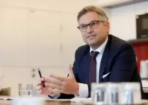Nach bereits 38 Milliarden Euro Hilfen gegen die Teuerung werden jetzt für die Stromkostenbremse weitere vier Milliarden Euro in die Hand genommen. Finanzminister Magnus Brunner rechnet an einem Beispiel vor, wie hoch die Entlastung für einen Haushalt ausfällt. Foto: BMF