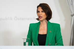 Verfassungsministerin Karoline Edtstadler gezielt im Kampf gegen Antisemitismus. Foto: Florian Schrötter