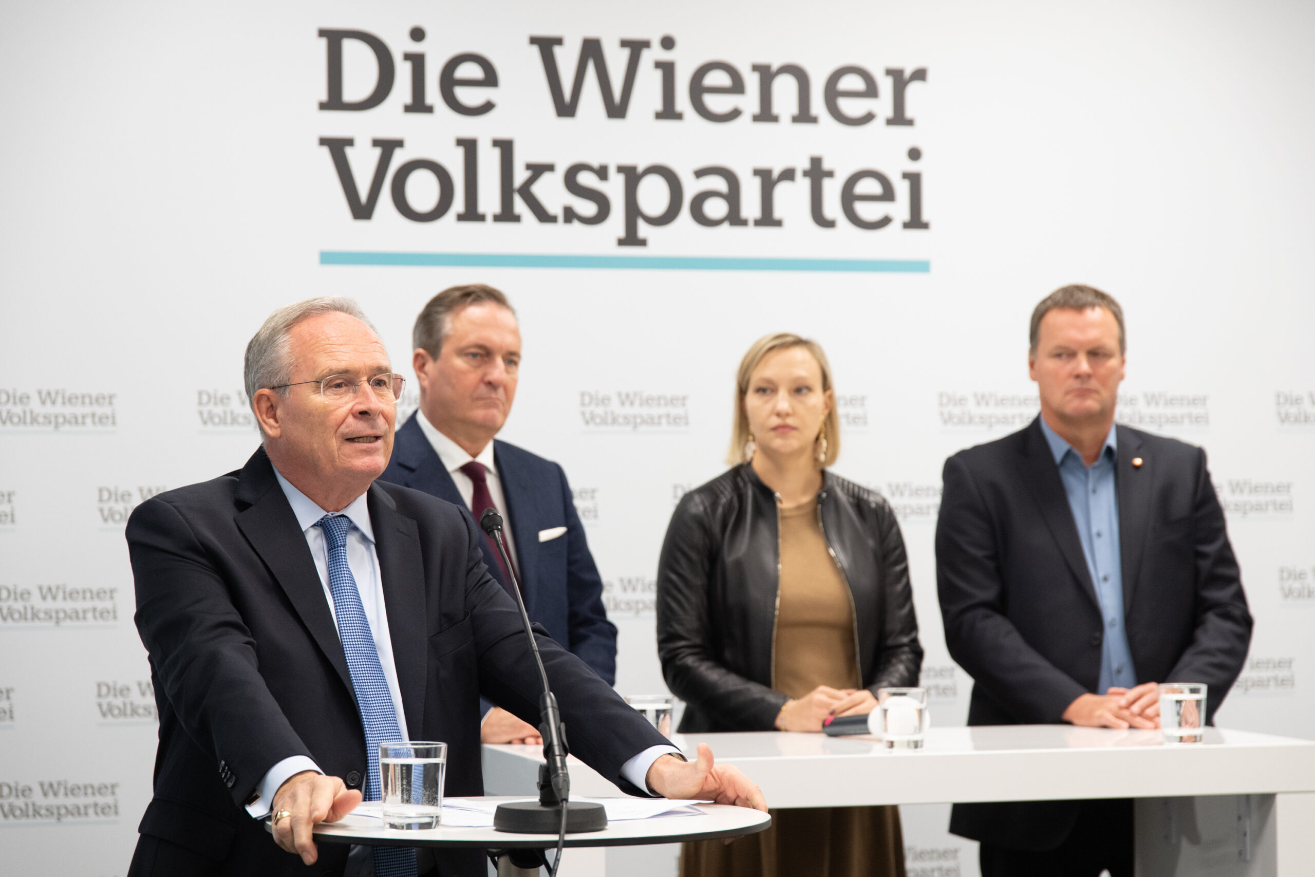 U-Kommission Team VP Das Team der Wiener Volkspartei für die Aufklärung des SPÖ-Finanzskandals stellt sich vor: Landesparteiobmann und Stadtrat Karl Mahrer, Finanzsprecher und Landtagspräsident Manfred Juraczka, Gemeinderätin Caroline Hungerländer, Gemeinderat Hannes Taborsky und Klubobmann. Foto: Wiener Volksparte