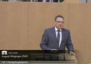 Milliardenschwere Pakete und Investitionen in die Zukunft. ÖVP-Klubobmnn August Wöginger sieht die Menschen und Betriebe auch kommendes Jahr weiter entlastet und übt Kritik an der SPÖ. Foto: Screenshot Zur-Sache