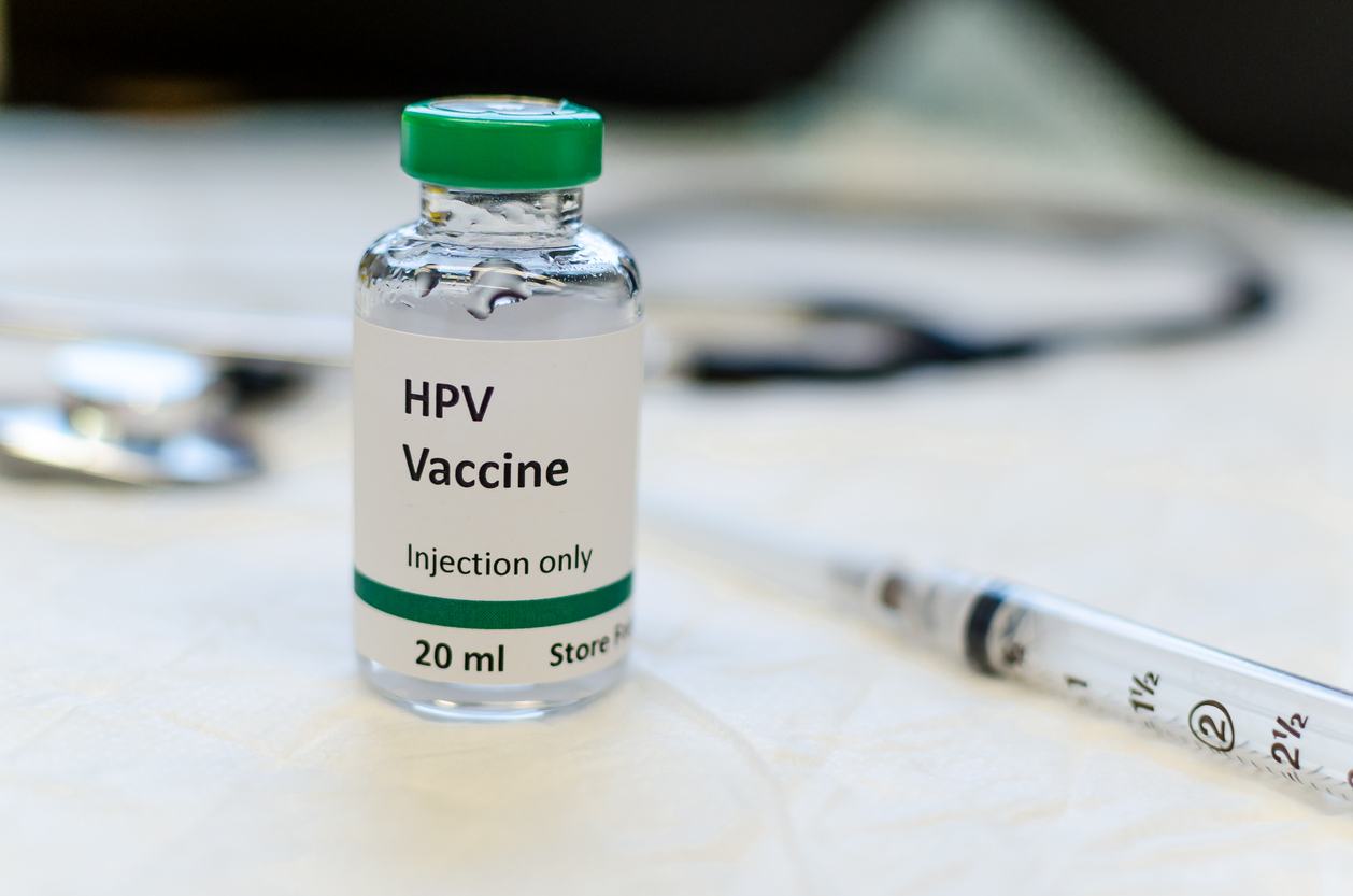 Ab Februar 2023 wird die HPV-Impfung für alle vom neunten bis zum 21. Lebensjahr kostenlos. Foto: iStock/Manjurul