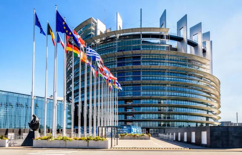 Zuständig für Beschluss über Pakt zu Migrationspolitik und Asyl: Das Europäische Parlament. Foto: istock / olrat