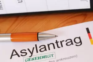 Die deutsche Regierung aus SPD, Grüne und FDP plant Lockerungen im Asylwesen. Die sogenannte "Regelüberprüfung" soll laut Medienberichten fallen. Foto: istock/U. J. Alexander