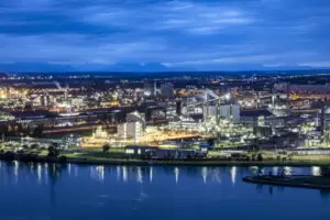 Nach der Krawall-Nacht am 31. Oktober in Linz, setzt Innenminister Gerhard Karner nun ein klares Zeichen. Foto: iStock / SeppFriedhuber