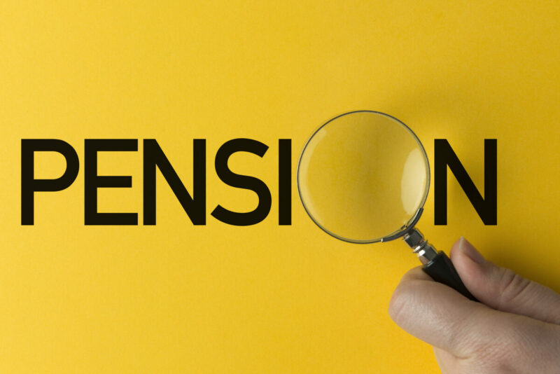 Ein Blick auf die Pensionen macht sicher: Österreich erhöht 2023 die Pensionen ein halbes Jahr früher und vor allem deutlich höher als Deutschland. Foto: istock / bsolidcolours