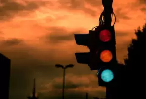 Nach der Sonne ziehen dunkle Wolken über der deutschen Ampelregierung auf. Bevölkerung, Wirtschaft und nun auch eigene Parteifunktionäre sind mit der Arbeit der links-liberalen Regierung in Deutschland unzufrieden. Foto: istock / Ismail Khudida