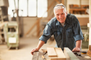 Wer über das Regelpensionsantrittsalter von 65 Jahren länger arbeitet, kann mit einer spürbar höheren Pension und das Lebenseinkommen um bis zu 17,5 Prozent steigern. Foto: istock / Geber86