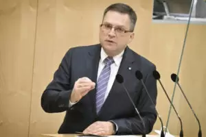 Für ÖVP-Klubobmann August Wöginger setzt die Regierung das um, was sie versprochen hat. So wurden heute der Angehörigenbonus und die 6. Urlaubswoche für Pflegepersonal ab dem 43. Lebensjahr beschlossen. Kritik übt er an der SPÖ. Foto: Parlamentsdirektion / Johannes Zinner