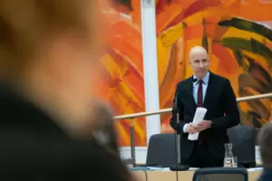 200.000 Arbeitslose weniger in zwei Jahren. Sieht Erfolge der Regierung im Kampf gegen die Arbeitslosigkeit. Arbeitsminister Martin Kocher. Foto: Parlamentsdirektion / David Bohmann