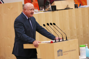 In der von der FPÖ beantragten Dringlichen ging es am Dienstag um die Sicherheit und den Wohlstand Österreichs. Nachdem zuvor Bundeskanzler Karl Nehammer den Plan der Regierung in Sachen Schengen und Migration dargelegt hatte, rechnete im Anschluss ÖVP-Generalsekretär Christian Stocker mit Herbert Kickl und der FPÖ ab. Foto: Parlamentsdirektion / Bubu Dujmic