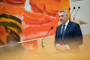 Investitionen für Sicherheit und gegen die mehrfache Krise: Bundeskanzler Karl Nehammer vor dem Nationalrat. Foto: Parlamentsdirektion/Bohmann