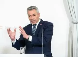 Am Mittwochmorgen hat sich zum letzten Mal für dieses Jahr die Bundesregierung zu ihrer wöchentlichen Ministerratssitzung im Bundeskanzleramt getroffen. Im anschließenden Pressefoyer stellte sich die Regierungsspitze den Medien. Kanzler Karl Nehammer: „Das Jahr war mehr als schwierig“ Foto: BKA / Valentin Brauneis