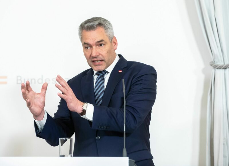 Am Mittwochmorgen hat sich zum letzten Mal für dieses Jahr die Bundesregierung zu ihrer wöchentlichen Ministerratssitzung im Bundeskanzleramt getroffen. Im anschließenden Pressefoyer stellte sich die Regierungsspitze den Medien. Kanzler Karl Nehammer: „Das Jahr war mehr als schwierig“ Foto: BKA / Valentin Brauneis Am Mittwochmorgen hat sich zum letzten Mal für dieses Jahr die Bundesregierung zu ihrer wöchentlichen Ministerratssitzung im Bundeskanzleramt getroffen. Im anschließenden Pressefoyer stellte sich die Regierungsspitze den Medien. Kanzler Karl Nehammer: „Das Jahr war mehr als schwierig“ Foto: BKA / Valentin Brauneis