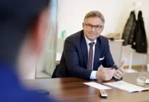 Laut Budgetdienst des Parlaments steigen durch die Entlastungsmaßnahmen die niedrigen Einkommen um bis zu 10 Prozent. Für Finanzminister Brunner ist es "wichtig zu helfen". Foto: BMF