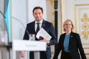 Ohne das erforderliche Einvernehmen mit Landwirtschaftsminister Norbert Totschnig stimmte Umweltministerin Leonore Gewessler – auch gegen die Stellungnahme der Bundesländer – für das EU-Renaturierungsgesetz. Der Verfassungs- und Gesetzesbruch, so Verfassungsministerin Karoline Edtstadler, landet vor den Gerichten. Foto: Toschnig und Gewessler nach dem Ministerrat im Dezember 2022. Foto: Bka/Berger