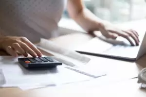 Um das Bewusstsein für einen sorgsamen Umgang mit Finanzen zu stärken, wurde die Nationale Finanzstrategie im Regierungsprogramm verankert. Finanzminister Magnus Brunner stellt einen ersten Zwischenbericht vor. Foto: fizkes