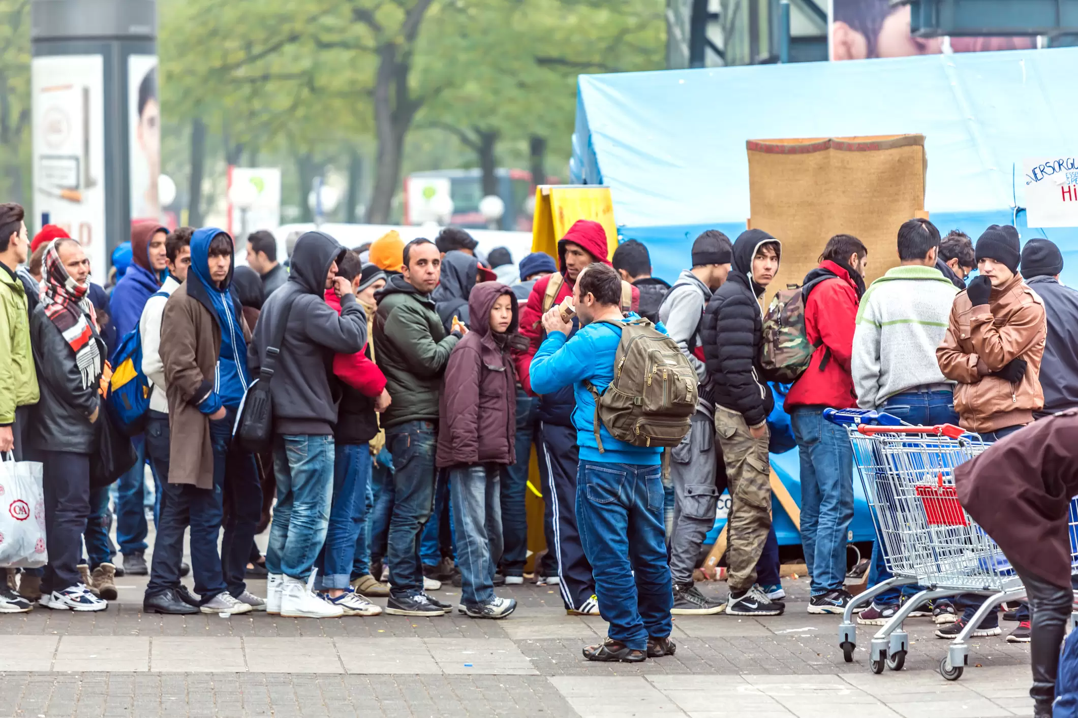 Österreich verzeichnet nach vielen Jahren wieder einen enormen Zustrom an illegalen Migranten. Die Rekordzahl von 2015 wurde bereits vor ein paar Wochen durchbrochen. 2022 wurden über 100.000 Aufgriffe registriert. Nun bekommt die Öffentlichkeit immer mehr Klarheit, über welche Fluchtrouten die Migranten nach Österreich gelangen. Foto: iStock / querbeet