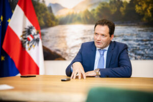 Landwirtschaftsminister Norbert Totschnig spricht mit Zur-Sache über das vergangene Jahr und gibt einen Ausblick für das Kommende. Foto: BML/Lendl