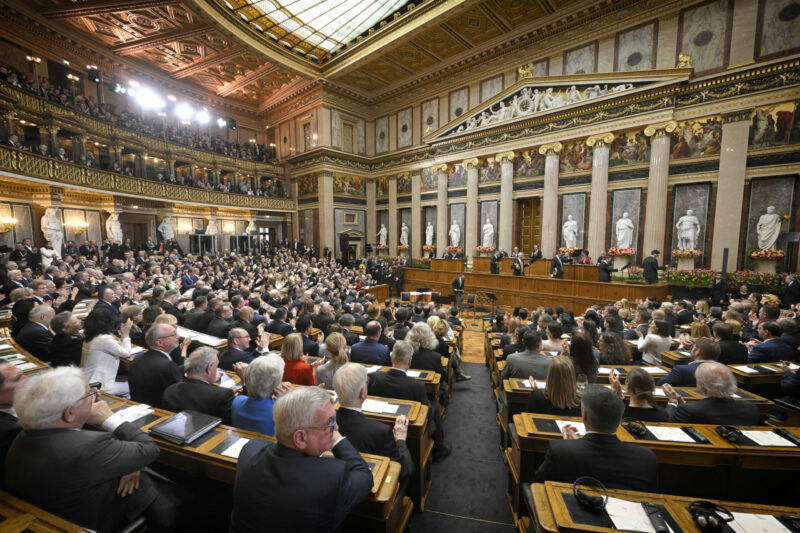 Das sanierte Parlament wurde eröffnet (Bild), nun sind Besucherinnen und Besucher geladen. Foto: Johannes Zinner